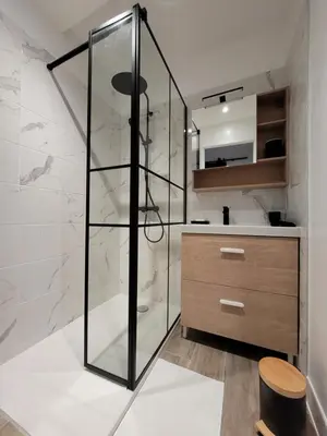 Salle de bains dans l'établissement Quartier République avec terrasse