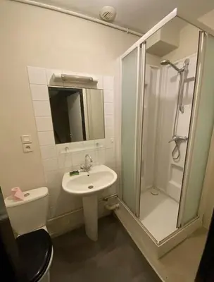 Salle de bains dans l'établissement Détente au Centre-Ville - Lons-le-Saunier