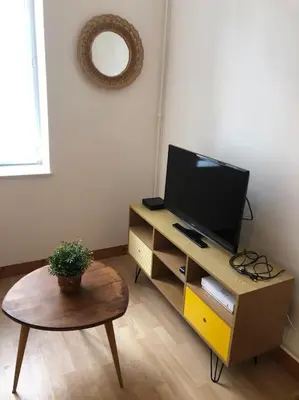 Télévision ou salle de divertissement dans l'établissement Appartement en duplex à Auxonne