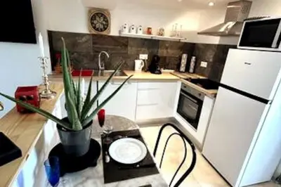 Cuisine ou kitchenette dans l'établissement Le Campagnard & Le Maryline # Wifi # Clim # Parking Gratuit # Calme & Nature