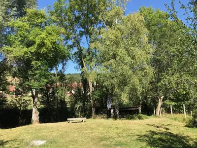 Jardin de l'établissement Ancienne ferme Bourguignonne en bord de rivière, grand terrain arboré, et clos