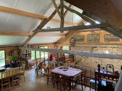 Restaurant ou autre lieu de restauration dans l'établissement Ancienne ferme Bourguignonne en bord de rivière, grand terrain arboré, et clos