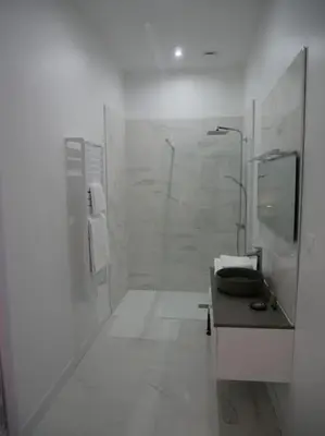 Salle de bains dans l'établissement Clos de la Providence, gîte, piscine et Spa 3 chambres