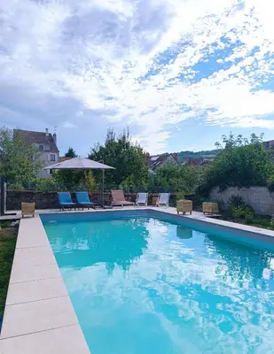 Piscine de l'établissement Clos de la Providence, gîte, piscine et Spa 3 chambres ou située à proximité