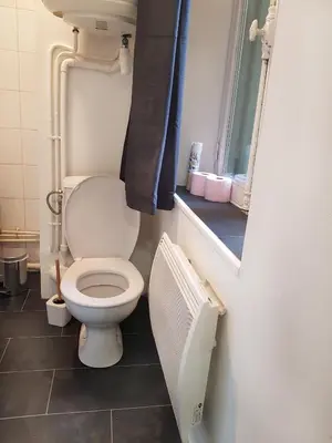 Salle de bains dans l'établissement Spacieux studio – Place de la république