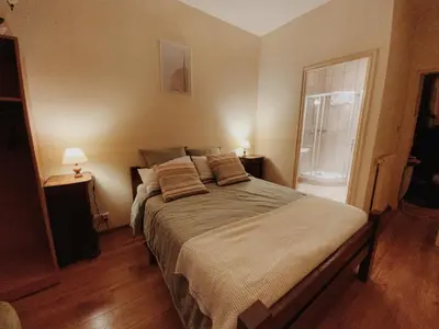Un ou plusieurs lits dans un hébergement de l'établissement Gîte Les Roches : maison de caractère pour 15 personnes