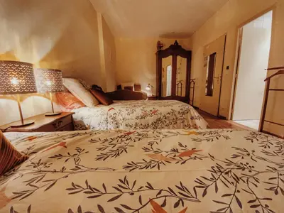 Un ou plusieurs lits dans un hébergement de l'établissement Gîte Les Roches : maison de caractère pour 15 personnes