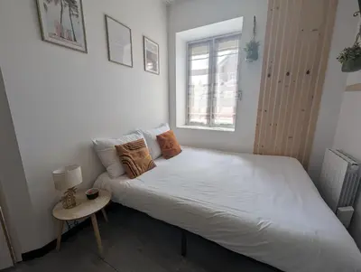 Un ou plusieurs lits dans un hébergement de l'établissement Studio cosy proche du centre-ville