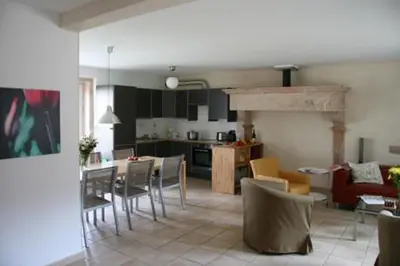 Cuisine ou kitchenette dans l'établissement La Fontenelle - Lovely Holiday House with Swimming Pool