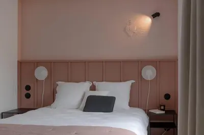 Un ou plusieurs lits dans un hébergement de l'établissement Hôtel Le Prieuré