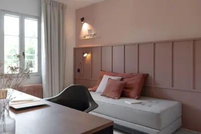 Coin salon dans l'établissement Hôtel Le Prieuré