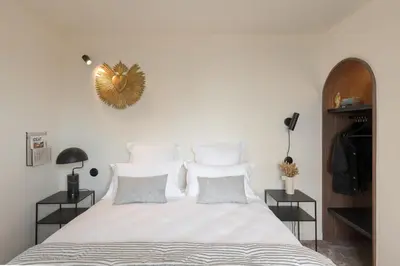 Un ou plusieurs lits dans un hébergement de l'établissement Hôtel Le Prieuré