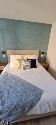 Un ou plusieurs lits dans un hébergement de l'établissement Les coursives appartements