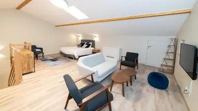 Télévision ou salle de divertissement dans l'établissement Les coursives appartements