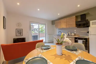 Cuisine ou kitchenette dans l'établissement La Cascade