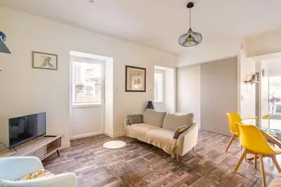 Télévision ou salle de divertissement dans l'établissement Superbe appartement avec parking gratuit