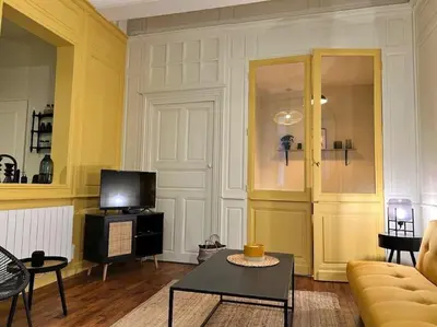 Télévision ou salle de divertissement dans l'établissement Le boudoir de Clem