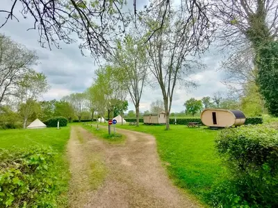 Jardin de l'établissement Camping Les Voiles Sur Grosne