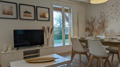 Télévision ou salle de divertissement dans l'établissement L'Orée du bois