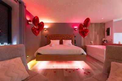 Un ou plusieurs lits dans un hébergement de l'établissement La Suite Bien Être & Luxe au Domaine du Moulin
