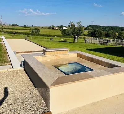 Piscine de l'établissement La Suite Bien Être & Luxe au Domaine du Moulin ou située à proximité