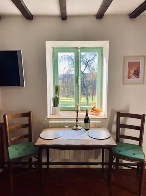 Télévision ou salle de divertissement dans l'établissement Maison du petit Poète