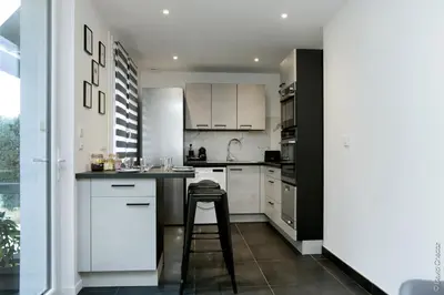 Cuisine ou kitchenette dans l'établissement Maison « De Ville en Vigne »