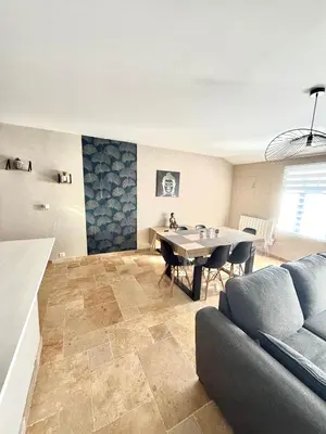 Coin salon dans l'établissement Le Petit Phuket - Proche du centre ville de Mâcon - Appartement confortable et calme - Stationnement facile à proximité