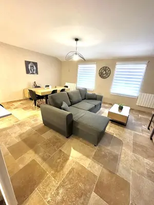 Coin salon dans l'établissement Le Petit Phuket - Proche du centre ville de Mâcon - Appartement confortable et calme - Stationnement facile à proximité