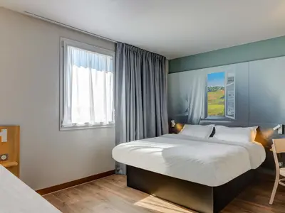 Un ou plusieurs lits dans un hébergement de l'établissement B&B HOTEL Le Creusot Montchanin