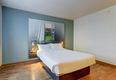 Un ou plusieurs lits dans un hébergement de l'établissement B&B HOTEL Le Creusot Montchanin