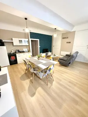 Cuisine ou kitchenette dans l'établissement Le Rétro - Appartement 2 chambres confortable et calme - Proche du centre ville de Mâcon - Stationnement facile à proximité