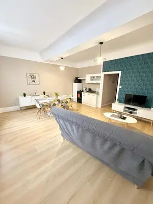 Télévision ou salle de divertissement dans l'établissement Le Rétro - Appartement 2 chambres confortable et calme - Proche du centre ville de Mâcon - Stationnement facile à proximité