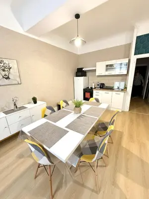Cuisine ou kitchenette dans l'établissement Le Rétro - Appartement 2 chambres confortable et calme - Proche du centre ville de Mâcon - Stationnement facile à proximité