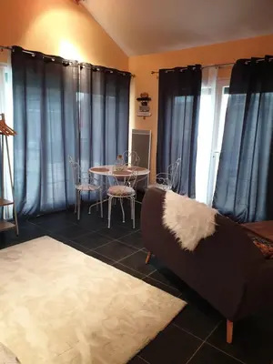 Coin salon dans l'établissement LA DOLCE VITA