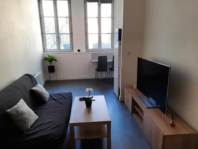 Télévision ou salle de divertissement dans l'établissement Grand T1 au calme - Dijon centre