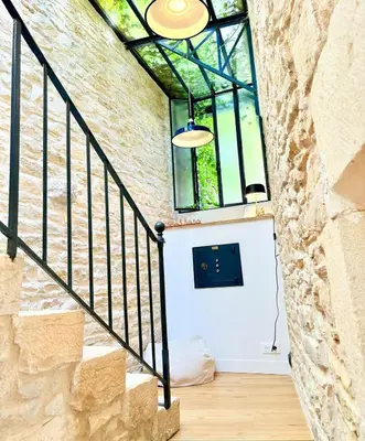 Télévision ou salle de divertissement dans l'établissement Maison nichée au coeur des vignes proche de Givry