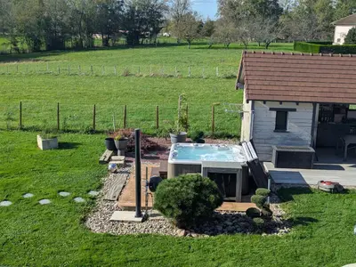 Jardin de l'établissement Gite les Caravottes 4 Etoiles avec Jacuzzi - JURA