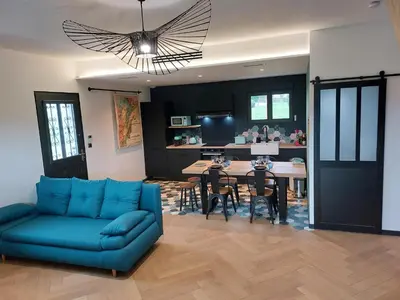 Coin salon dans l'établissement Gite les Caravottes 4 Etoiles avec Jacuzzi - JURA