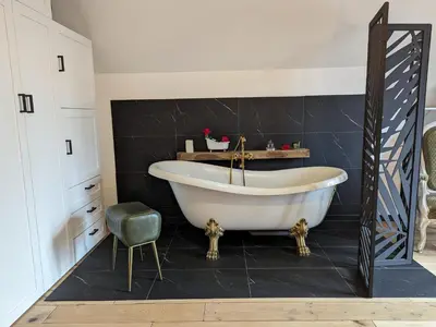 Salle de bains dans l'établissement Gite les Caravottes 4 Etoiles avec Jacuzzi - JURA