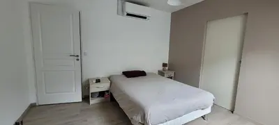 Un ou plusieurs lits dans un hébergement de l'établissement Maison duplex de ville avec terrasse et clim