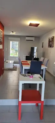 Coin salon dans l'établissement Maison duplex de ville avec terrasse et clim