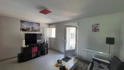 Télévision ou salle de divertissement dans l'établissement Maison duplex de ville avec terrasse et clim