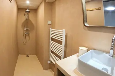 Salle de bains dans l'établissement Le petit cocon de Chateau Chalon