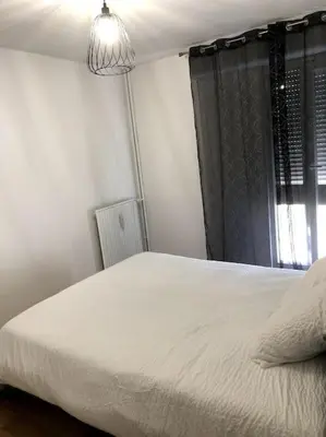 Un ou plusieurs lits dans un hébergement de l'établissement Appartement Eluard