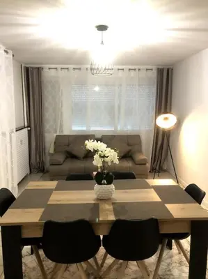 Coin salon dans l'établissement Appartement Eluard