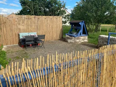 Aire de jeux pour enfants de l'établissement Le Pâtis Karadok - le gîte à la ferme du Karadok'Inn