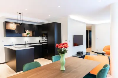 Cuisine ou kitchenette dans l'établissement Suite Romanée 6 personnes vue Cathédrale 2 Places de parking