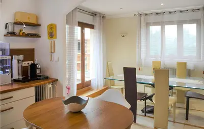 Cuisine ou kitchenette dans l'établissement 3 Bedroom Awesome Apartment In Autun