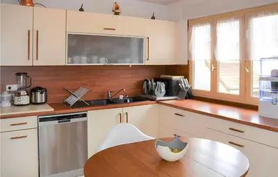 Cuisine ou kitchenette dans l'établissement 3 Bedroom Awesome Apartment In Autun